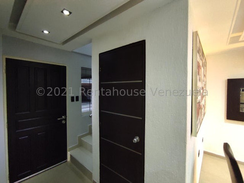 Maria Elena Latouche Se Vende Townhouse Imponente En Mañongo Completamente Amoblado. Planta 100% Y Pozo. Ven Visítalo !! Mels 23-21578