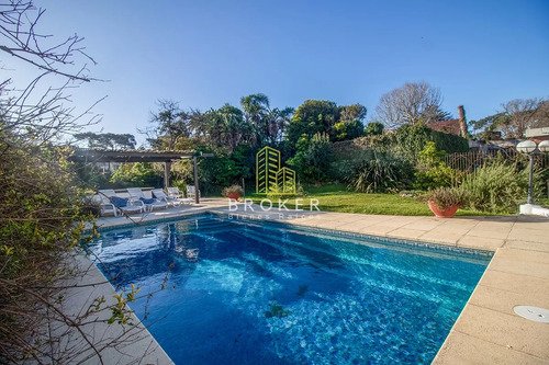Venta De Casa 4 Dormitorio Con Piscina Climatizada Playa Mansa. . Punta Del Este, Uruguay.