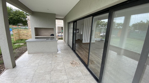 Imagen 2 de 14 de Casa En Una Planta A La Venta -barrio Santa Elena, Pilar Del Este