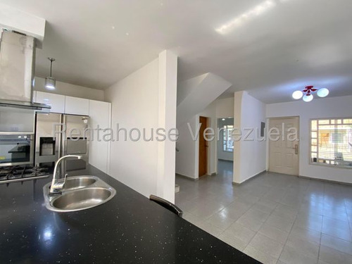 Jip 25-16345. Rentahouse Vende Hermoso Townhouse De 110 Mts2, 4 Hab, 3 Salas De Baños, 2 P/e, Parque Infantil, Areas Deportivas. En Urb. Karol Home Ii. La Morita.
