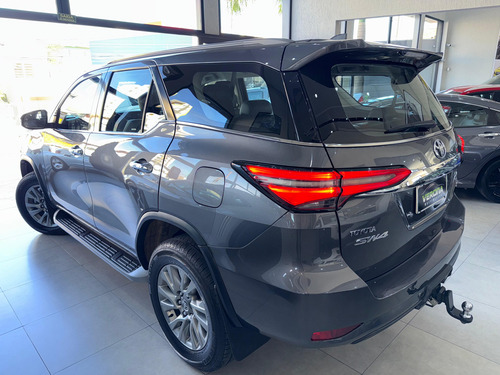 Toyota Hilux SW4 2.8 D-4D TURBO DIESEL SRX 7L 4X4 AUTOMÁTICO
