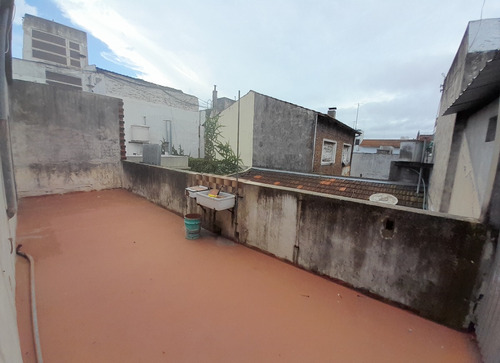 Consultorio En Planta Alta C/patio. A Mts De Av. Mitre