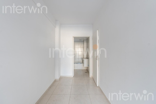 Departamento De 2 Ambientes Con Patio En Caballito - Venta -