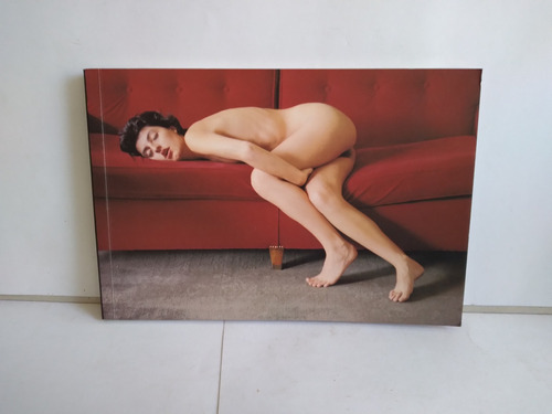 Desnudos En El Museo.   Claudio Bertoni   1998
