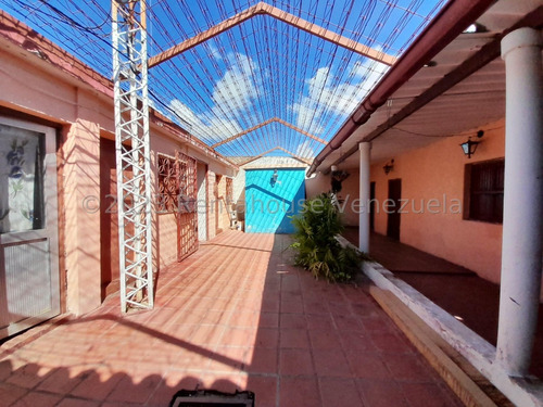 En Venta Amplia Casa En Zona Centrica En Coro