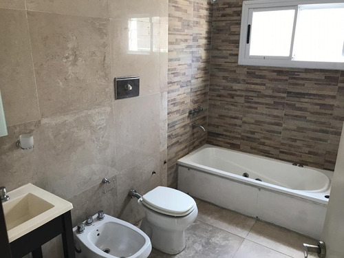 Casa En Complejo Privado En Adrogue Con Cochera Cubierta