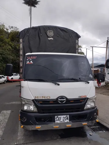 Camión Hino 300 Dutro Max