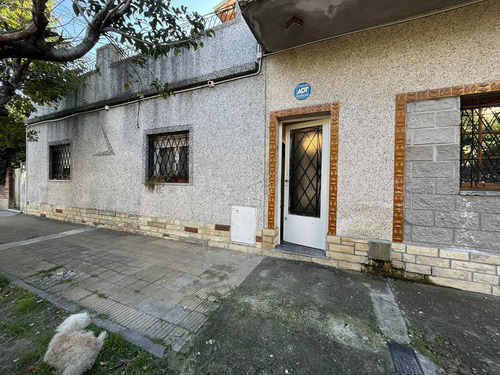 Casa En Reciclado Con Múltiples Ambientes Y Potencial En Ramos Mejía A La Venta