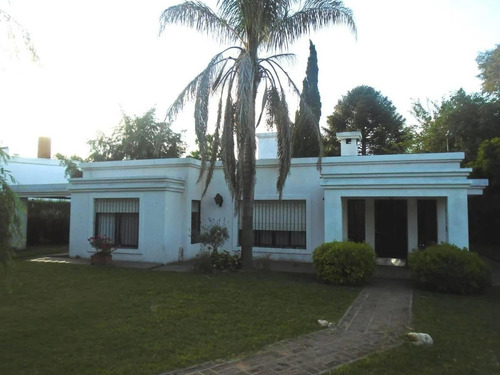 Venta Casa De Tres Dormitorios Con 220 M2, Pileta, Quincho  Y Parrillero. Funes, Rosario