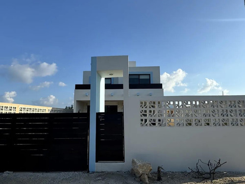 Casa En Venta Merida, Playa Chicxulub, 4ta Fila, Entrega Inmediata.