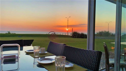 Imagen 1 de 8 de Apartamento Frente Al Mar Dos Dormitorios - Venta - Punta Del Este Mansa