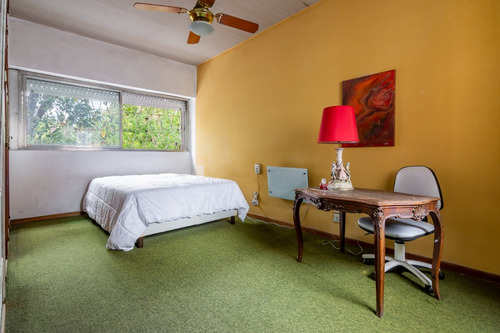 Casa En Venta En Floresta, Con Terraza, Quincho Y Parrilla. Cochera Doble.