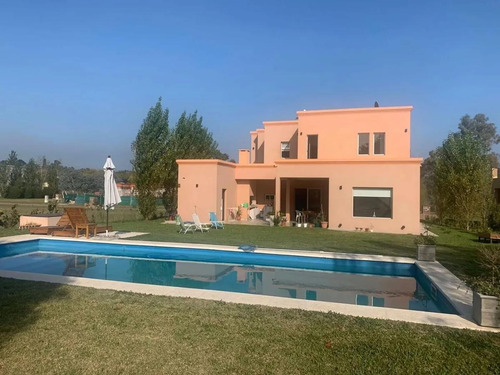 Imagen 1 de 27 de Casa En Venta De 4 Ambientes En Casuarinas Del Pilar Club De Campo. Pilar