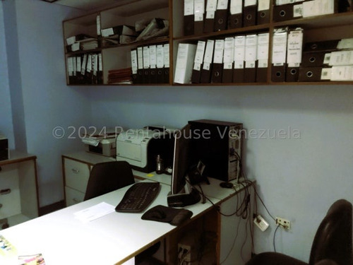 Casa Comercial Para Uso Médico Con Quirófano En Venta En Los Palos Grandes 25-20903 Cs