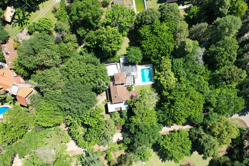 Casa Chalet En Venta O Permuta Ubicado En Parque Leloir, Ituzaingó, G.b.a. Zona Oeste