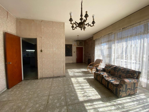 Lega Propiedades Vende En Exclusividad Excelente Inmueble De 4 Dormitorios, 2 Cocinas, 2 Baños Y Garage, Con Gran Potencial En El Centro De La Ciudad De La Paz.