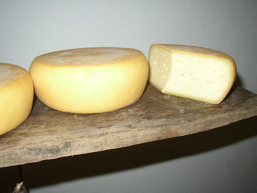 Racleteira A Vela (cor Vermelha) Com 1 Kg De Queijo Raclette