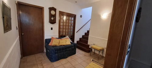 Vendo Excelente Casa De 4 Dormitorios, 3 Baños, Cochera Para 2 Autos, Fondo Con Barbacoa Y Jardin, Acepta Banco, Zona Aguada.