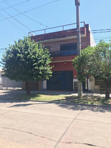 En Venta. Casa En Planta Alta, Con Local En Planta Baja. Par