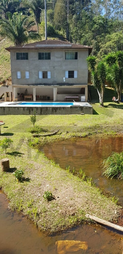 Imagem 5 de 27 de (5.800 M²) Aconchegante Chácara À Venda Em Juquitiba/sp, Contendo Casa Sede Estilo Sobrado, Área De Festas Com Churrasqueira, Integrada Com A Piscina! - 267 - 71047927