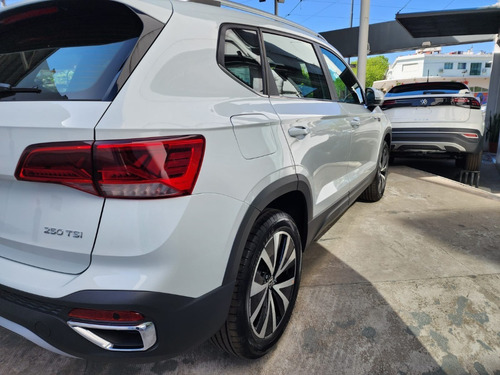 Imagen 10 de 25 de Volkswagen Taos Highline 250 Tsi At My2023 #02