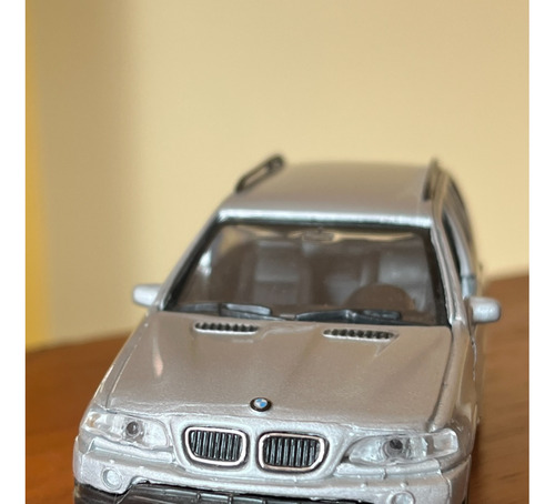 Bmw X5. Escala 1:32. Color Plata. 12,5cms