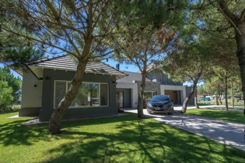 Imagen 2 de 15 de Casa En Venta - 5 Ambientes - Barrio Privado - La Herradura - Pinamar