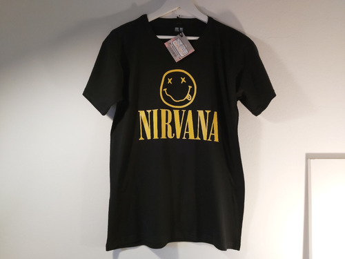 Remera Algodón Negra Nirvana Nevermind Logo Kurt Cobain