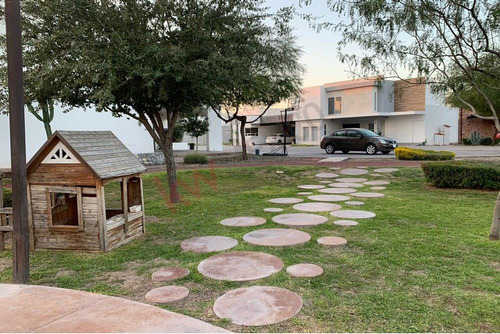 Terreno Residencial En Venta, En Quinta Tamarindos, A Pocos Metros De Galerías Laguna.