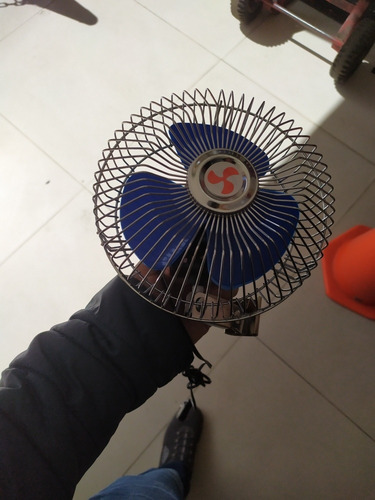 Imagen 2 de 6 de Ventilador Giratorio Para Carro Con Soporte Metalico 12 Volt