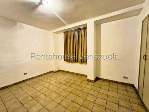 Sb Un Lienzo En Blanco, Casa Ubicada En Calle Tranquila, De La Urb. Los Palos Grandes. Hermosa Vista Al Avila Y Bello Jardín. Cuenta Con 2 Plantas Y Un Anexo.