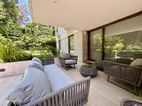En Venta Exclusivo Depto Amoblado Y Jardín Privado, Vitacura