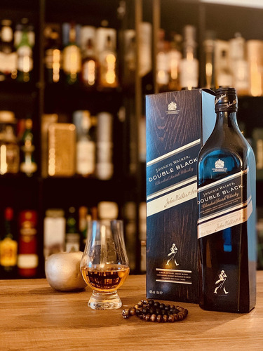 Whisky Johnnie Walker Double Black + Alfajor Cachafaz Combo
