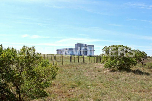 Chacra Con Casa Frente Al Mar En Uruguay - Colonia