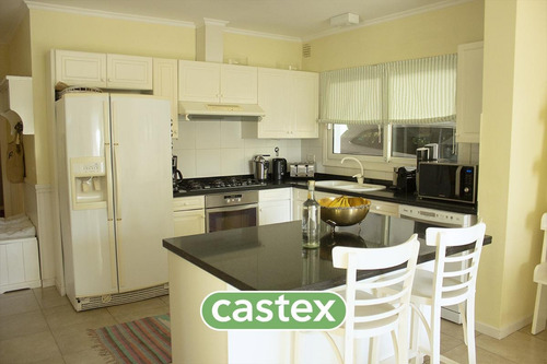 Imagen 13 de 30 de Casa De Cinco Ambientes En Venta En La Lomada