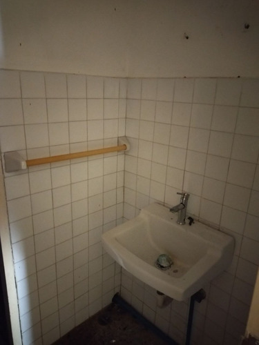 Se Vende En Precio De Oportunidad Local Céntrico A Pie De Calle En Los Edificios El Chaparral De La Ciudad De Anaco. (a.p)