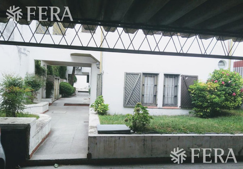 Venta De Casa De 3 Ambientes Con Cochera Y Patio En Quilmes (28697)