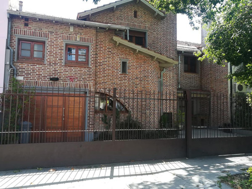 Casa En San Isidro De 4 Ambientes Con Jardin Y Pileta Climatizada - Venta Barrio Carreras