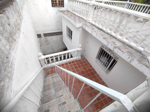 Imagen 25 de 29 de Se Vende Hermosa Quinta Excelente Ubicacion De Barrio Sucre Zona Norte Aragua Maracay 04243785803