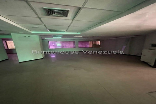 Santa Mónica !! En Venta Local Comercial A Pie De Calle, 641 M2, 12 Puestos De Estacionamiento. Ideal Para Toda Clase De Negocios Que Requieran Mucha Vistosidad Pública. Inmejorable Ubicación !!