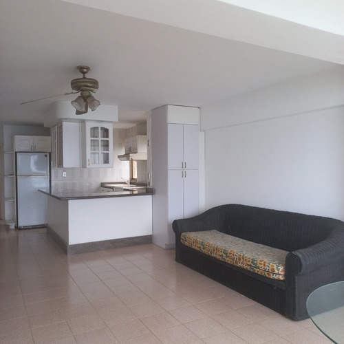 Imagen 11 de 20 de Apartamento En Playa Grande Con Inmejorable Ubicación. Vista Al Club Playa Grande Y Marina Grande. Luminoso,piso Medio. Edificio Bien Conservado.buen Condominio.