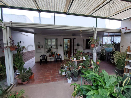 Se Vende Hermosa Casa De Dos Dormitorios Y Todos Los Servicios En Barrio Mosconi