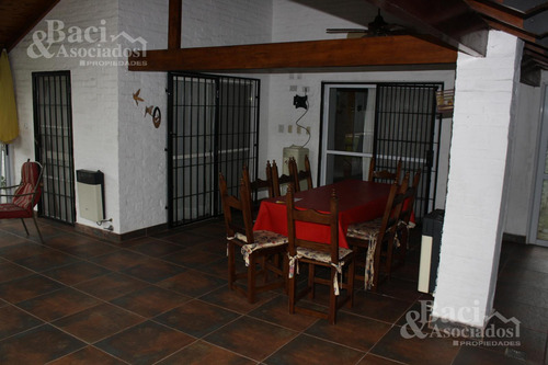 Casa Quinta En Barrio Los Rosaled