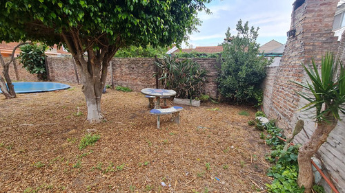 Casa En Lote De 10 X 50, 3 Ambientes, Garage Pasante Y Fondo Libre Parquizado