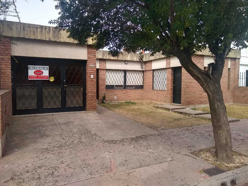 Casa En Venta De 3 Dormitorios En Parque Horizonte.