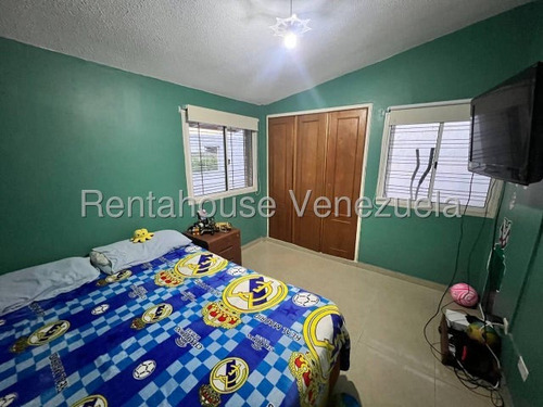Townhouse En Venta Av Aragua Urb Conj Resid Parque La Morita 25-8301 Hc