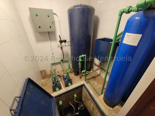 Bella Quinta De 3 Niveles En Alquiler Ubicada En Calle Cerrada En Colinas Del Tamanaco, 25-3417
