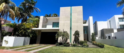 Casa En Venta, 5 Recamaras, Frente Laguna, Jacuzzi, Piscina, Isla Dorada Cancun.