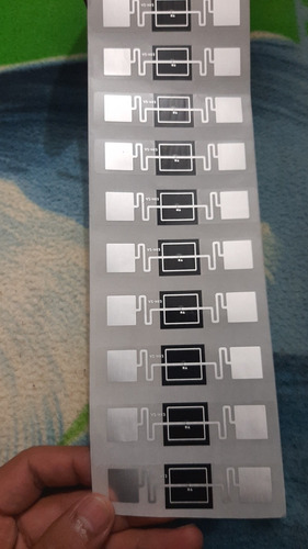 Imagen 3 de 4 de Sticker Plasticos Uhf Para Control Vehicular 100 Unidades