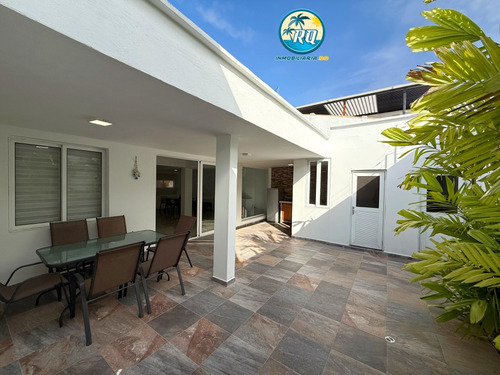Casa En Venta En Res. Playuela - Tucacas.